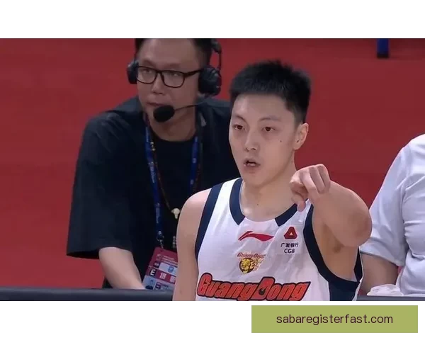 广东首节强势压制北京胡明轩暴走防守凶悍北京进攻孤立无援